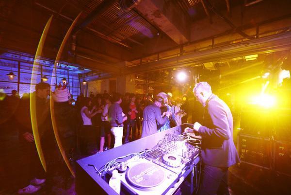 アルマーニ音楽イベントで注目アーティストKINDNESSがライブ！ヒャダイン、齋藤工、ダレノガレ来場