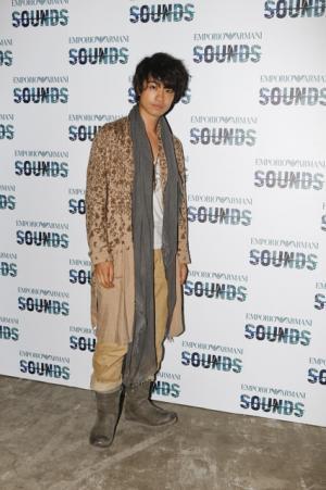 アルマーニ音楽イベントで注目アーティストKINDNESSがライブ！ヒャダイン、齋藤工、ダレノガレ来場