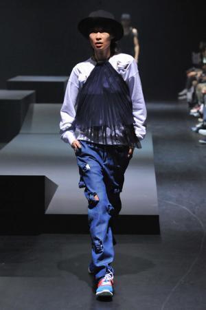 ファセッタズムは大胆なドレスダウンを提案【15SSウィメンズ】