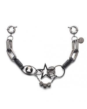 スチュアート・ヴィヴァースとYoonが意気投合！コーチ×アンブッシュのコラボで3wayチャーム発売