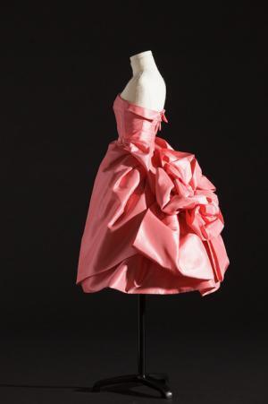 ディオールの世界観を紹介する大規模展覧会、銀座で開催