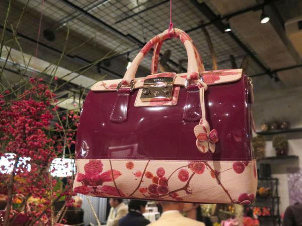 フルラ×ニコライ・バーグマン、花と歩くカプセルコレクション発売