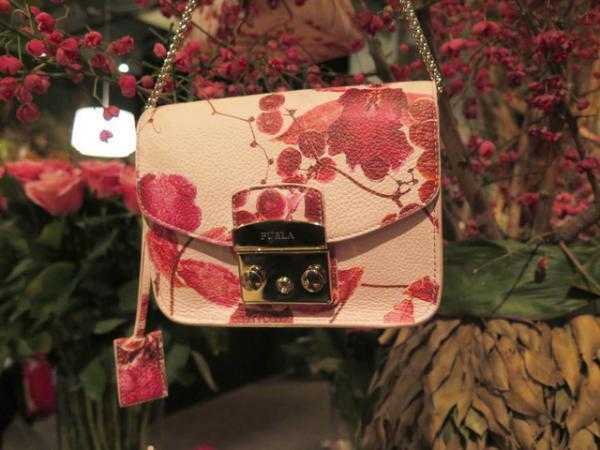 フルラ×ニコライ・バーグマン、花と歩くカプセルコレクション発売