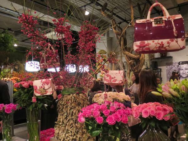 フルラ×ニコライ・バーグマン、花と歩くカプセルコレクション発売