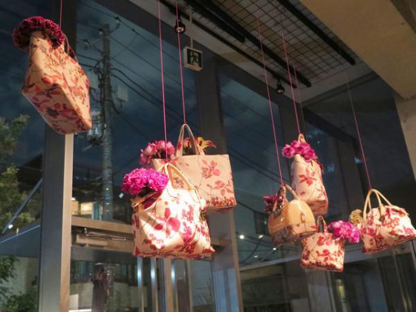 フルラ×ニコライ・バーグマン、花と歩くカプセルコレクション発売