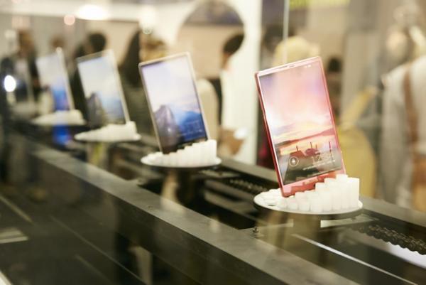 ドコモ、TDWでスマホの“カタチとナリタチ”をインスタレーション