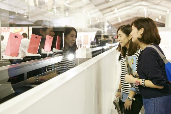 ドコモ、TDWでスマホの“カタチとナリタチ”をインスタレーション