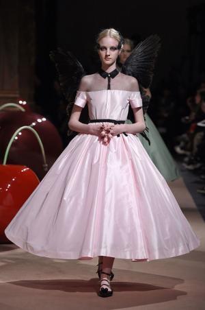 アンダーカバーが作り出した“可愛くも憎い怪鳥少女”【15SSウィメンズ】