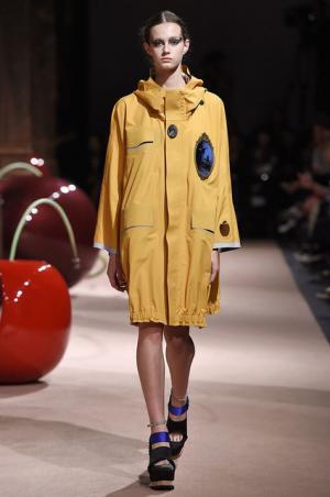 アンダーカバーが作り出した“可愛くも憎い怪鳥少女”【15SSウィメンズ】