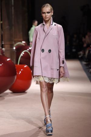 アンダーカバーが作り出した“可愛くも憎い怪鳥少女”【15SSウィメンズ】