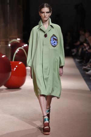 アンダーカバーが作り出した“可愛くも憎い怪鳥少女”【15SSウィメンズ】