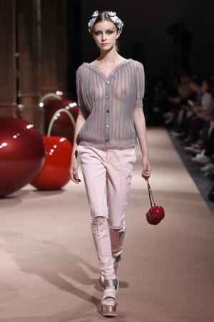 アンダーカバーが作り出した“可愛くも憎い怪鳥少女”【15SSウィメンズ】