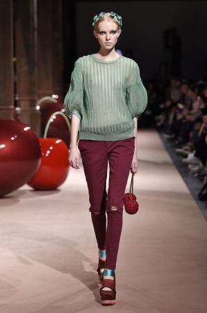 アンダーカバーが作り出した“可愛くも憎い怪鳥少女”【15SSウィメンズ】