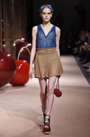 アンダーカバーが作り出した“可愛くも憎い怪鳥少女”【15SSウィメンズ】