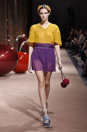 アンダーカバーが作り出した“可愛くも憎い怪鳥少女”【15SSウィメンズ】