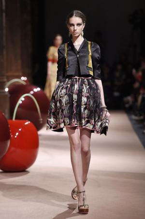 アンダーカバーが作り出した“可愛くも憎い怪鳥少女”【15SSウィメンズ】