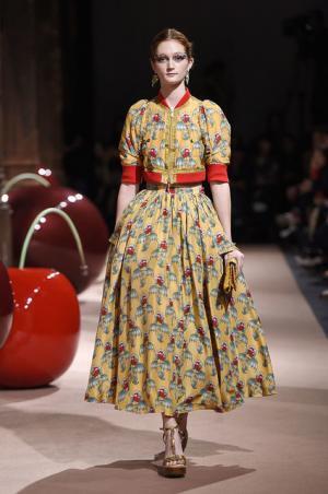 アンダーカバーが作り出した“可愛くも憎い怪鳥少女”【15SSウィメンズ】