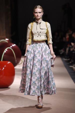 アンダーカバーが作り出した“可愛くも憎い怪鳥少女”【15SSウィメンズ】