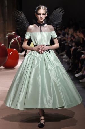 アンダーカバーが作り出した“可愛くも憎い怪鳥少女”【15SSウィメンズ】