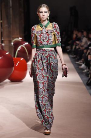 アンダーカバーが作り出した“可愛くも憎い怪鳥少女”【15SSウィメンズ】