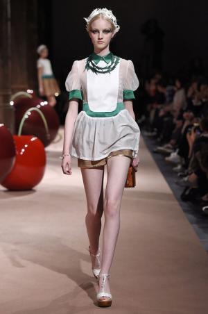 アンダーカバーが作り出した“可愛くも憎い怪鳥少女”【15SSウィメンズ】