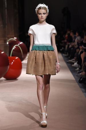 アンダーカバーが作り出した“可愛くも憎い怪鳥少女”【15SSウィメンズ】