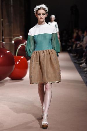 アンダーカバーが作り出した“可愛くも憎い怪鳥少女”【15SSウィメンズ】