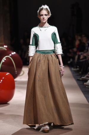 アンダーカバーが作り出した“可愛くも憎い怪鳥少女”【15SSウィメンズ】