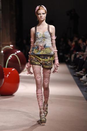 アンダーカバーが作り出した“可愛くも憎い怪鳥少女”【15SSウィメンズ】