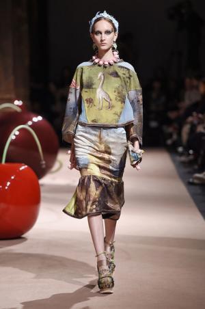 アンダーカバーが作り出した“可愛くも憎い怪鳥少女”【15SSウィメンズ】