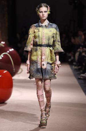 アンダーカバーが作り出した“可愛くも憎い怪鳥少女”【15SSウィメンズ】