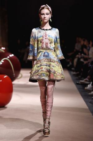 アンダーカバーが作り出した“可愛くも憎い怪鳥少女”【15SSウィメンズ】