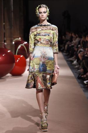 アンダーカバーが作り出した“可愛くも憎い怪鳥少女”【15SSウィメンズ】