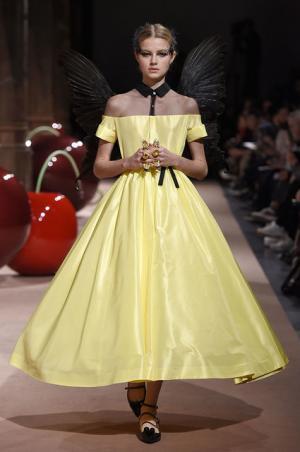 アンダーカバーが作り出した“可愛くも憎い怪鳥少女”【15SSウィメンズ】