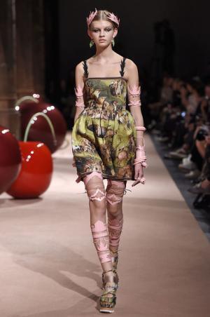 アンダーカバーが作り出した“可愛くも憎い怪鳥少女”【15SSウィメンズ】