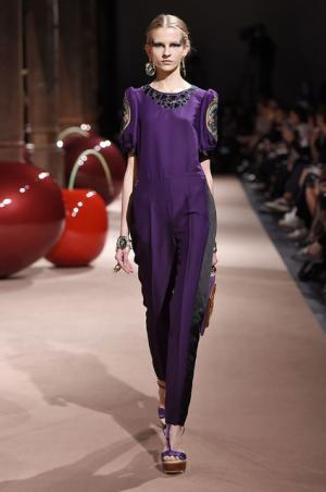 アンダーカバーが作り出した“可愛くも憎い怪鳥少女”【15SSウィメンズ】