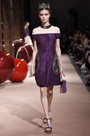 アンダーカバーが作り出した“可愛くも憎い怪鳥少女”【15SSウィメンズ】