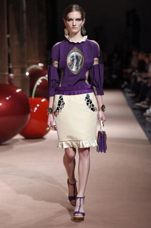 アンダーカバーが作り出した“可愛くも憎い怪鳥少女”【15SSウィメンズ】