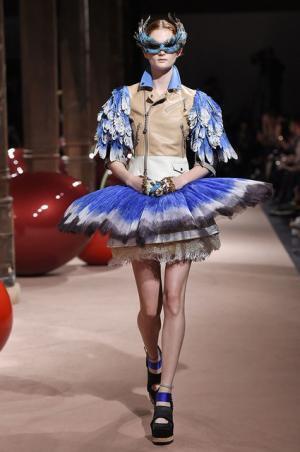 アンダーカバーが作り出した“可愛くも憎い怪鳥少女”【15SSウィメンズ】