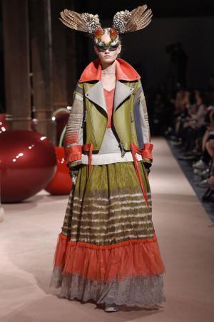 アンダーカバーが作り出した“可愛くも憎い怪鳥少女”【15SSウィメンズ】