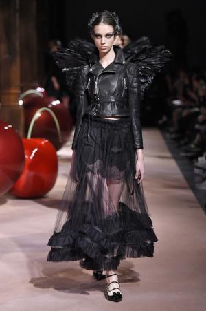 アンダーカバーが作り出した“可愛くも憎い怪鳥少女”【15SSウィメンズ】