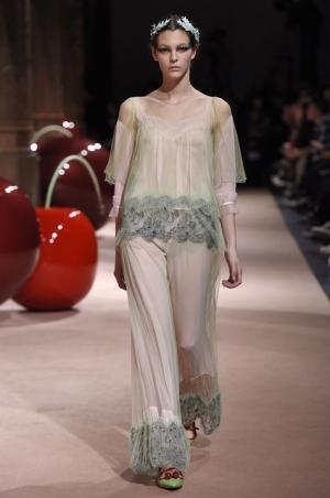 アンダーカバーが作り出した“可愛くも憎い怪鳥少女”【15SSウィメンズ】