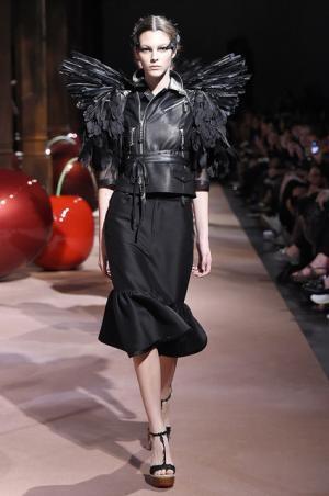 アンダーカバーが作り出した“可愛くも憎い怪鳥少女”【15SSウィメンズ】