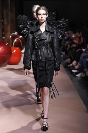 アンダーカバーが作り出した“可愛くも憎い怪鳥少女”【15SSウィメンズ】