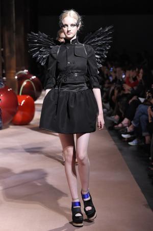 アンダーカバーが作り出した“可愛くも憎い怪鳥少女”【15SSウィメンズ】