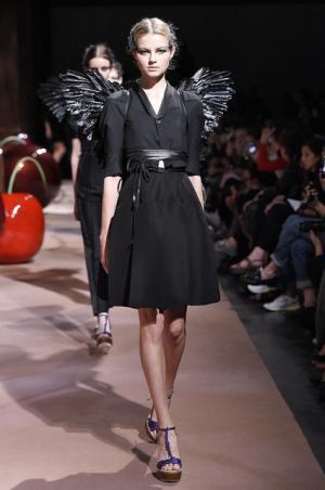 アンダーカバーが作り出した“可愛くも憎い怪鳥少女”【15SSウィメンズ】