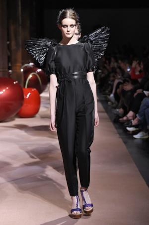 アンダーカバーが作り出した“可愛くも憎い怪鳥少女”【15SSウィメンズ】