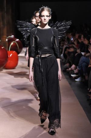 アンダーカバーが作り出した“可愛くも憎い怪鳥少女”【15SSウィメンズ】