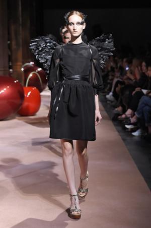 アンダーカバーが作り出した“可愛くも憎い怪鳥少女”【15SSウィメンズ】