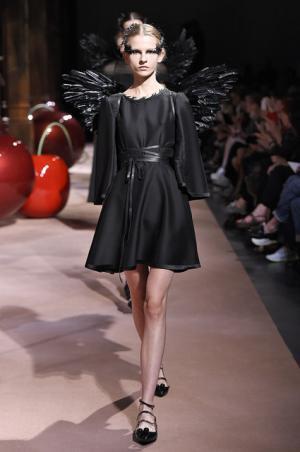 アンダーカバーが作り出した“可愛くも憎い怪鳥少女”【15SSウィメンズ】